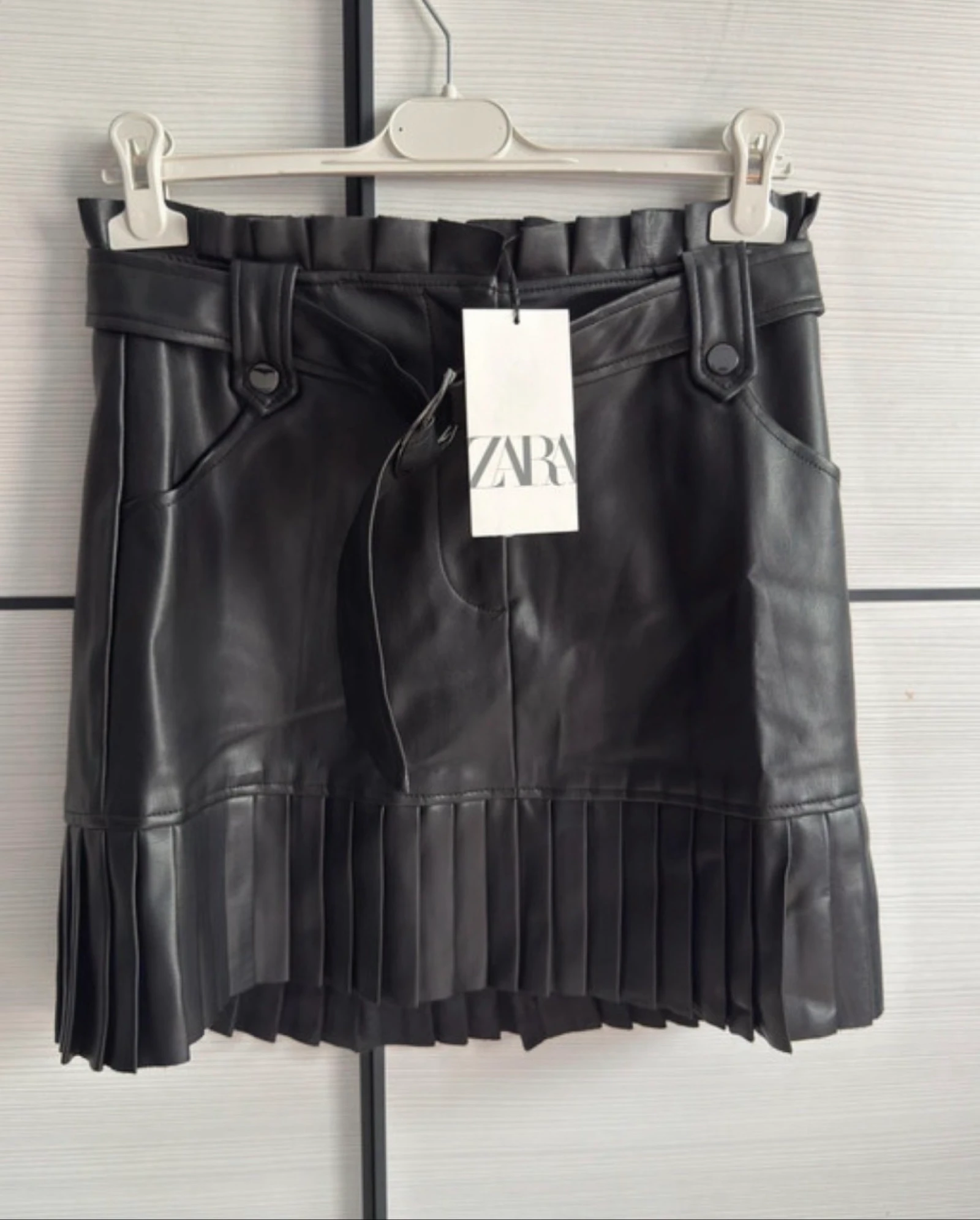 Falda de efecto piel con bajo plisado de Zara (Talla M) 